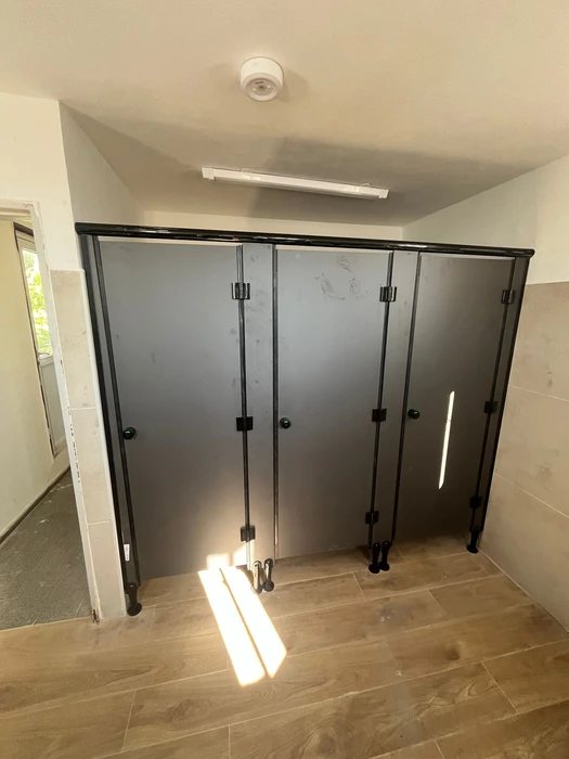 תאי שירותים מטרספה בבית ספר גבעת ברנר.