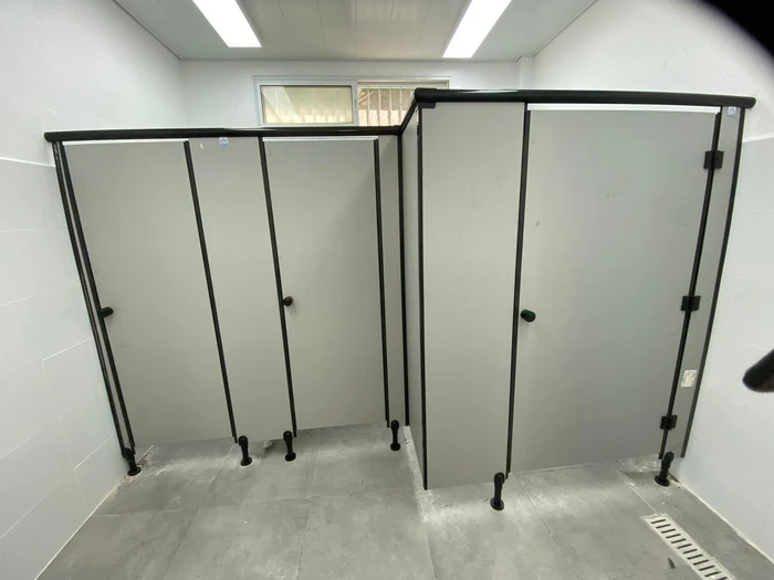 תאי שירותים מטרספה בבית הספר שובו רחובות.