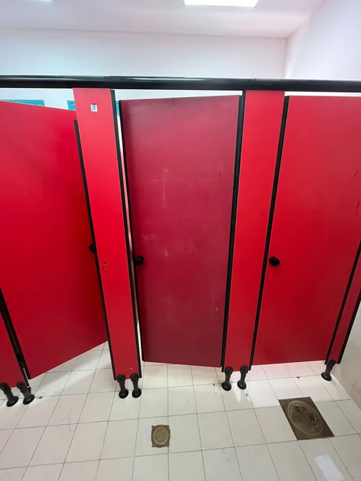 תאי שירותים בבית ספר בצפון הארץ בצבע אדום