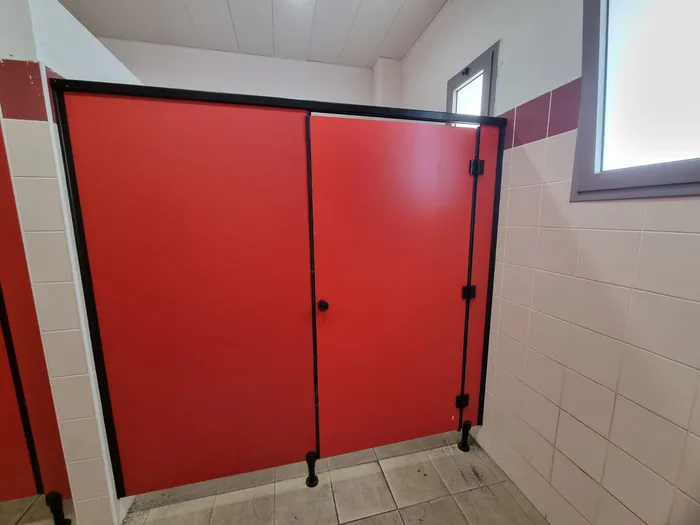 תאי שירותים בבית ספר בצפון הארץ בצבע אדום