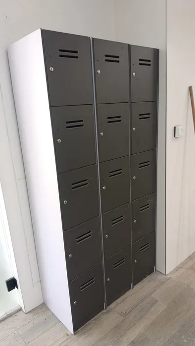 עמודת לוקרים בצע שחור