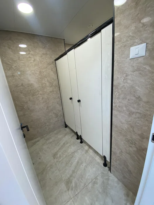 תאי שירותים ומחיצות מטרספה (H.P.L) בצבע לבן שבור