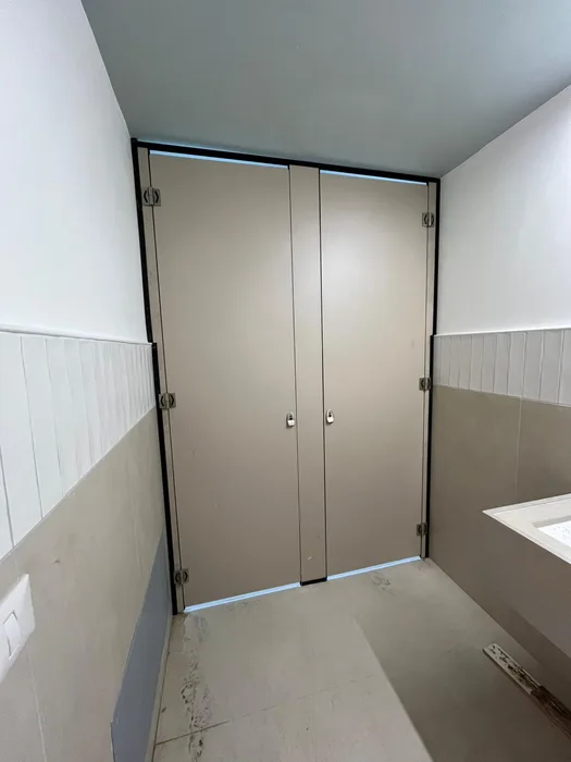 תאי שירותים ומחיצות מטרספה (H.P.L)