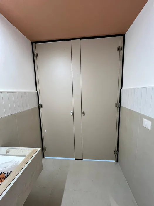 תאי שירותים ומחיצות מטרספה (H.P.L)