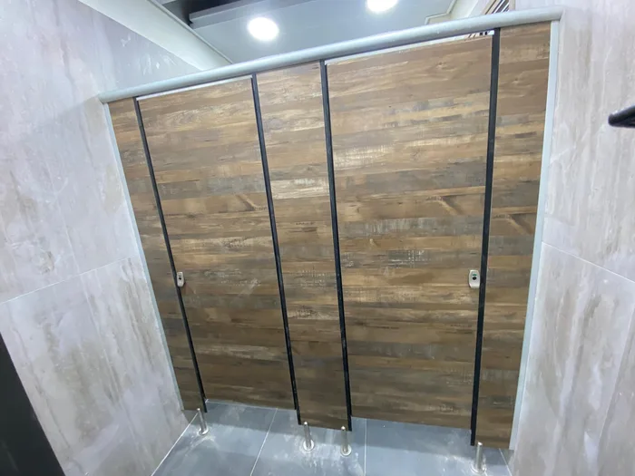 תאי שירותים ומחיצות מטרספה (H.P.L)