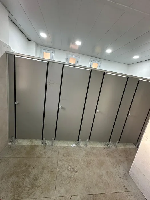 תאי שירותים ומחיצות מטרספה (H.P.L)