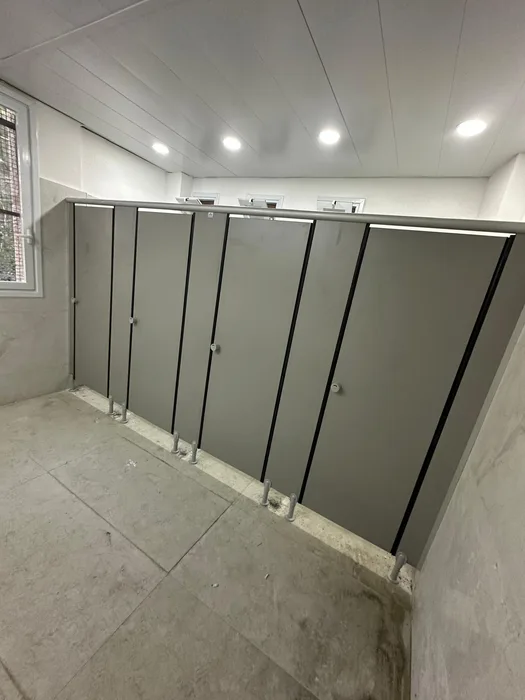 תאי שירותים ומחיצות מטרספה (H.P.L)