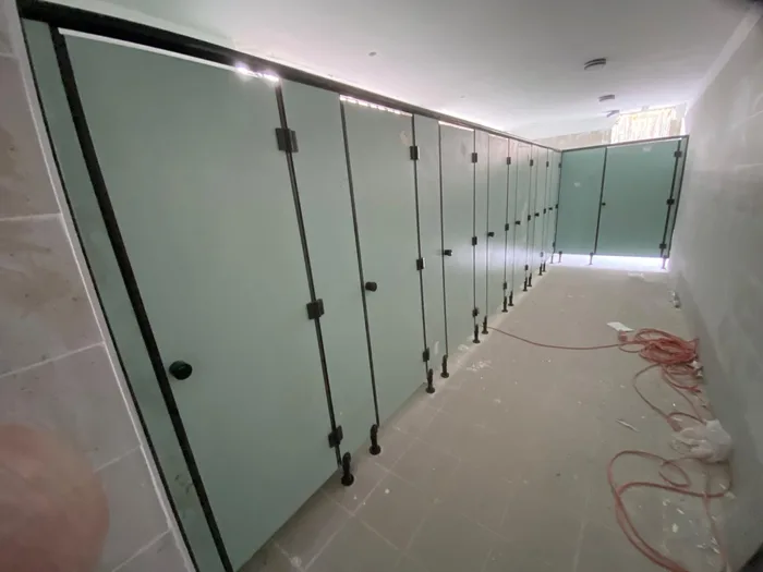 תאי שירותים ומחיצות מטרספה (H.P.L) בצבע ירוק בהיר