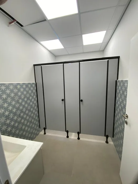 תאי שירותים ומחיצות מטרספה (H.P.L)