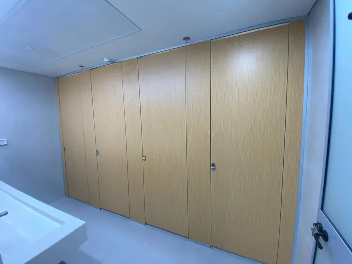 תאי שירותים ומחיצות מטרספה (H.P.L) ריצפה-תקרה בצבע אלון סולרי