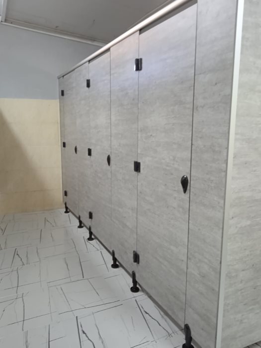 מחיצות ודלתות לתאי שירותים מטרספה בבית כנסת במרכז הארץ