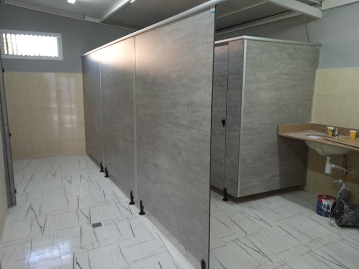 מחיצות ודלתות לתאי שירותים מטרספה בבית כנסת במרכז הארץ