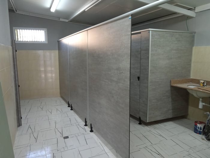 מחיצות ודלתות לתאי שירותים מטרספה בבית כנסת במרכז הארץ