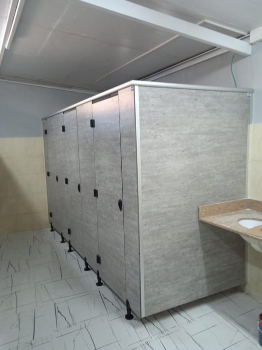 מחיצות ודלתות לתאי שירותים מטרספה בבית כנסת במרכז הארץ