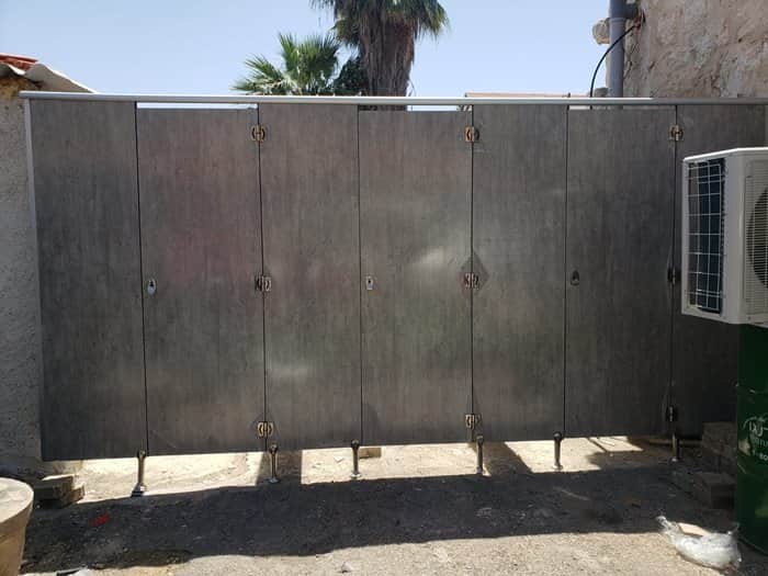 תאי שירותים מטרספה חיצונים בפאב בזכרון יעקב