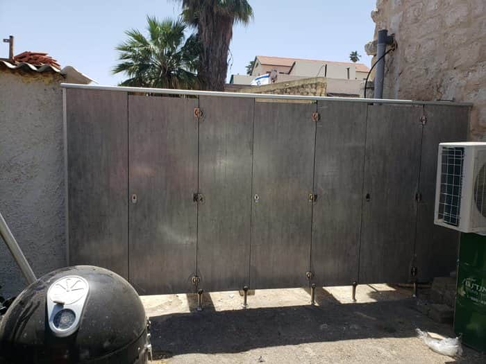 תאי שירותים מטרספה חיצונים בפאב בזכרון יעקב