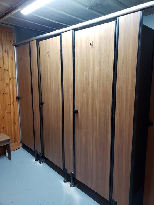 מחיצות ודלתות לתאי שירותים במרכז בילוי בצפון הארץ