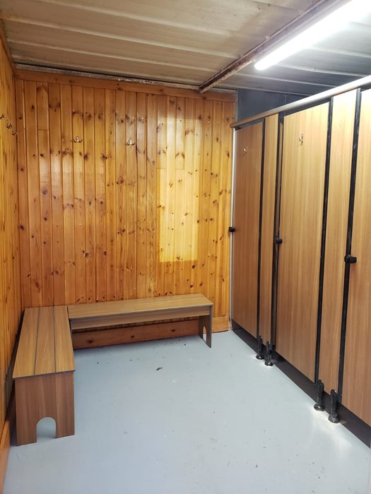 מחיצות ודלתות לתאי שירותים במרכז בילוי בצפון הארץ