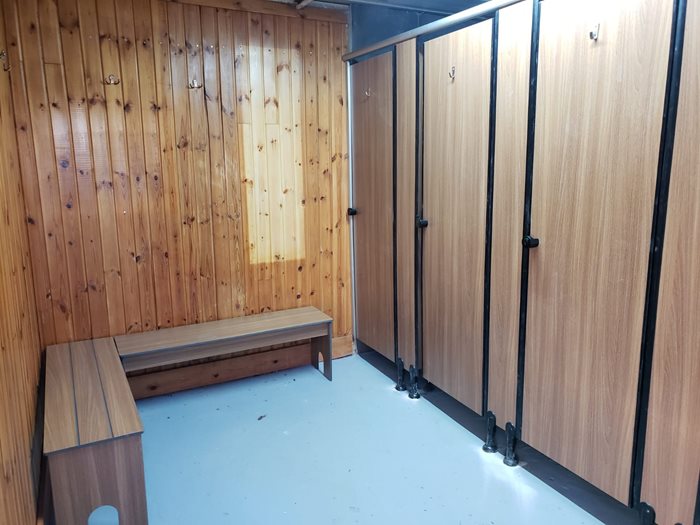 מחיצות ודלתות לתאי שירותים במרכז בילוי בצפון הארץ