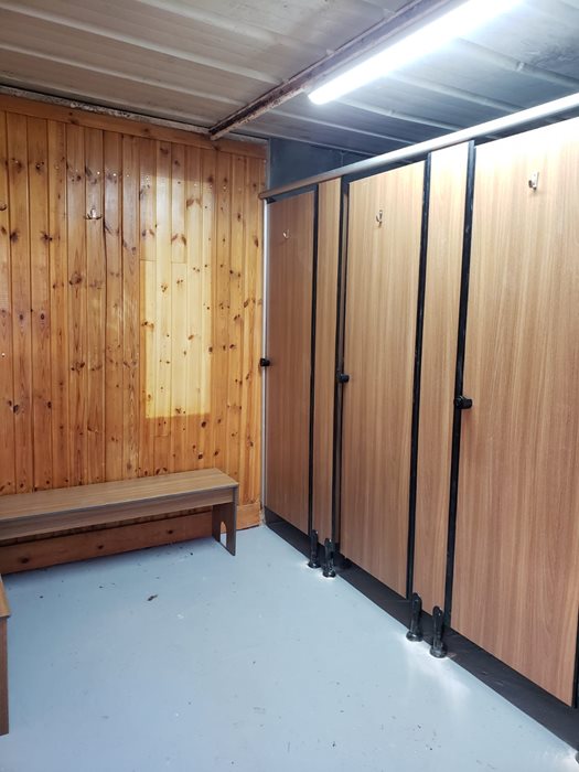 מחיצות ודלתות לתאי שירותים במרכז בילוי בצפון הארץ