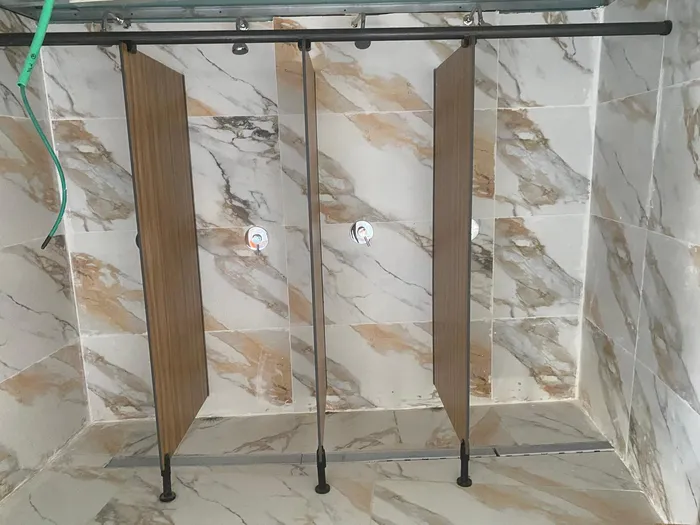 מחיצות מקלחת מטרספה בצבע אלון ככה