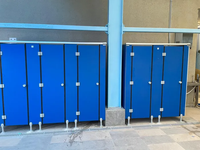 מחיצות ודלתות לתאי שירתים מטרספה בבריכת שחיה