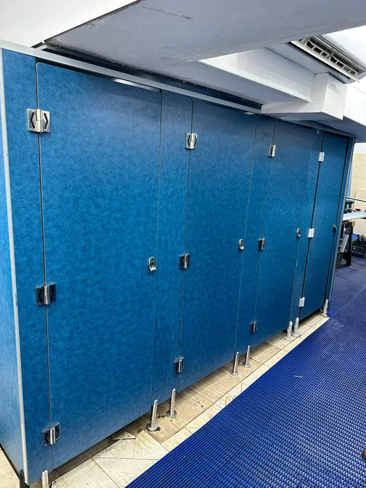 מחיצות ודלתות לתאי שירתים מטרספה בבריכת שחיה