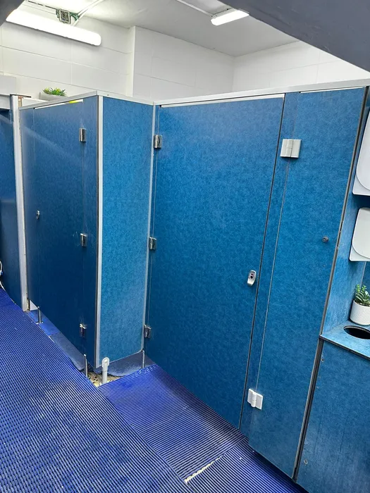 מחיצות ודלתות לתאי שירתים מטרספה בבריכת שחיה