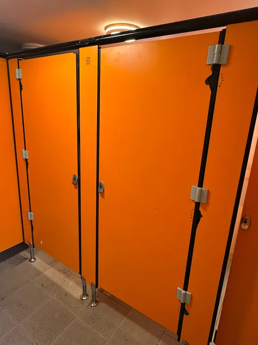 מחיצות ודלתות לתאי שירותים טרספה בבית ספר בצבע כתום