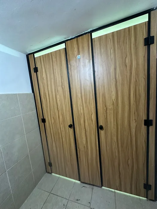 מחיצות ודלתות לתאי שירותים טרספה בבית ספר בצבע אלן בהיר