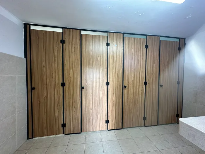 מחיצות ודלתות לתאי שירותים טרספה בבית ספר בצבע אלון בהיר