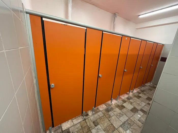 מחיצות ודלתות לתאי שירותים טרספה בבית ספר בצבע כלום