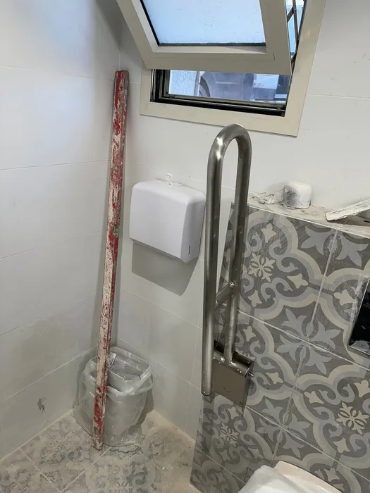 ידית אחיזה לנכים מתרוממת לקיר מנירוסטה