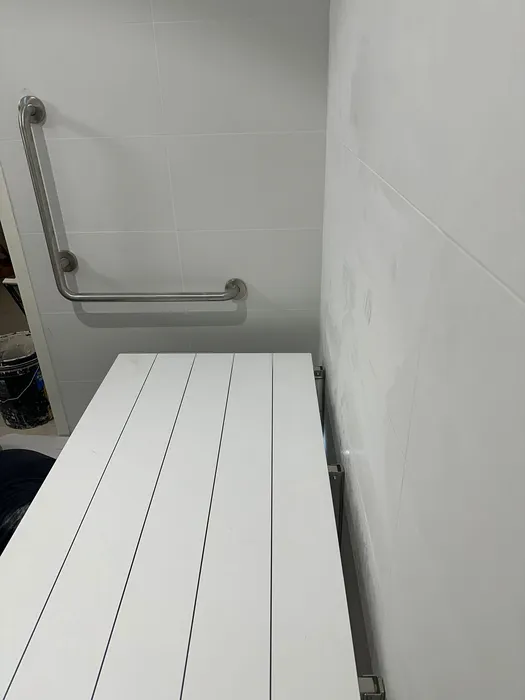 ספסל מתקלת וידית אחיזה L מנירוסטה