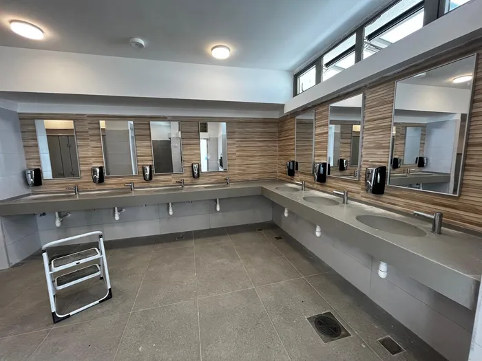 התקנה של מראות וסבוניות