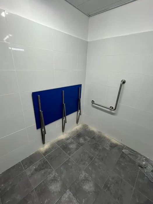 ספסל מתקפל וידית אחיזה L מנירוסטה