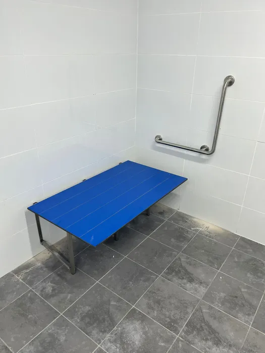 ספסל מתקפל וידית אחיזה L מנירוסטה