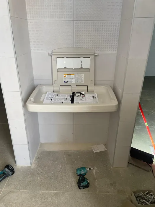 מתקן החתלה מתקפל לתינוקות