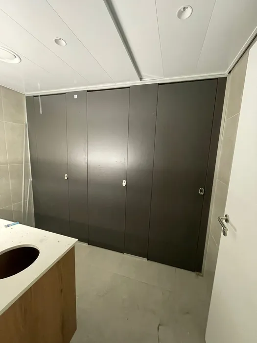 מחיצות ודלתות מטרספה לתאי שירותים - רצפה - תקרה