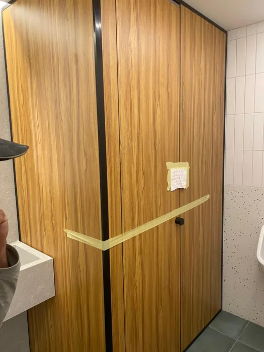 מחיצות ודלתות מטרספה לתאי שירותים - רצפה - תקרה