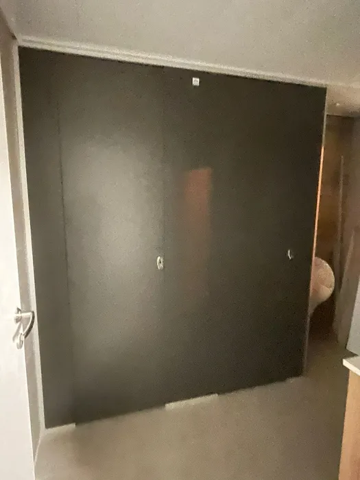 מחיצות ודלתות מטרספה לתאי שירותים - רצפה - תקרה