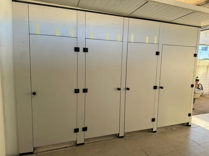 מחיצות ודלתות מטרספה לתאי שירותים - רצפה - תקרה