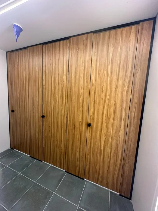 מחיצות ודלתות מטרספה לתאי שירותים - רצפה - תקרה