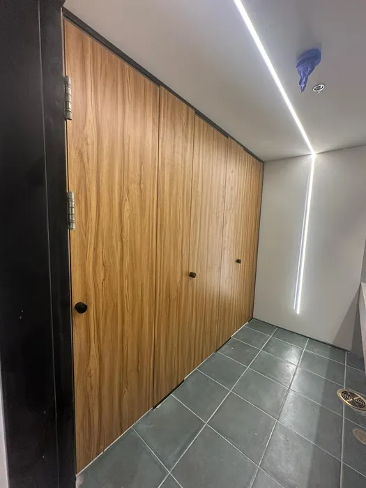 מחיצות ודלתות מטרספה לתאי שירותים - רצפה - תקרה במבע אלון בהיר