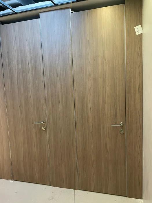 מחיצות ודלתות מטרספה לתאי שירותים - רצפה - תקרה וגם תאים עבים בצבע אלון בהיר