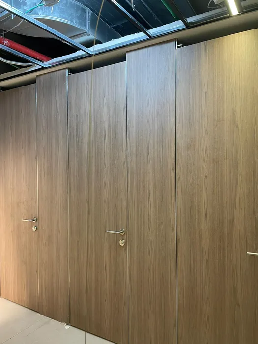 מחיצות ודלתות מטרספה לתאי שירותים - רצפה - תקרה וגם תאים עבים בצבע אלון בהיר