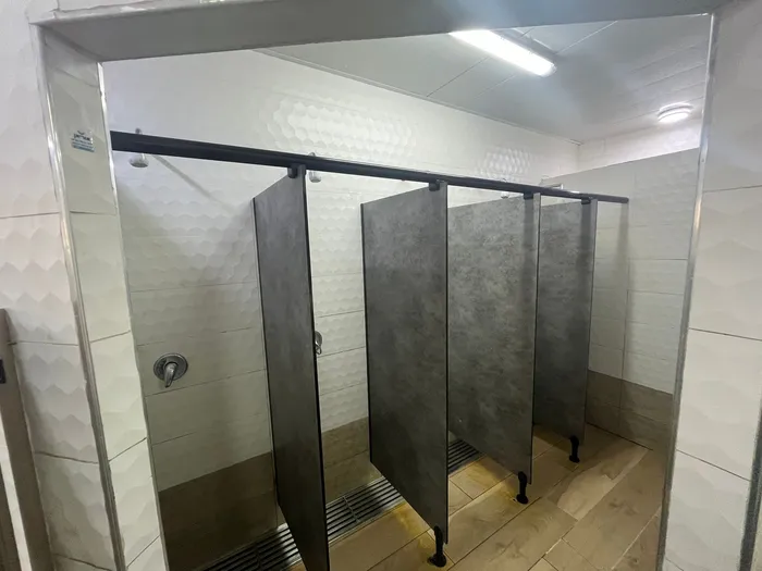 מחיצות למקלחות מטרספה בצבע אפור עננים