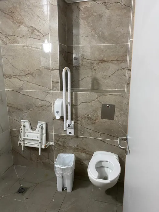 כיסא מתקפל, ידית אחיזה מתרוממת לקיר בלבן, סבוניה ופח