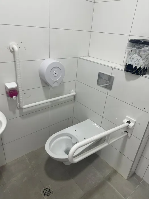 ידית אחיזה L, ידית מתרוממת לקיר לבן, מתקן לגליל נייר וסבוניה