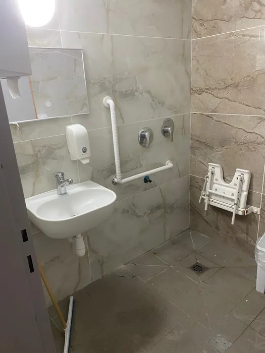 ספסל מתקפל, ידית אחיזה לבן, סבוניה ומראה